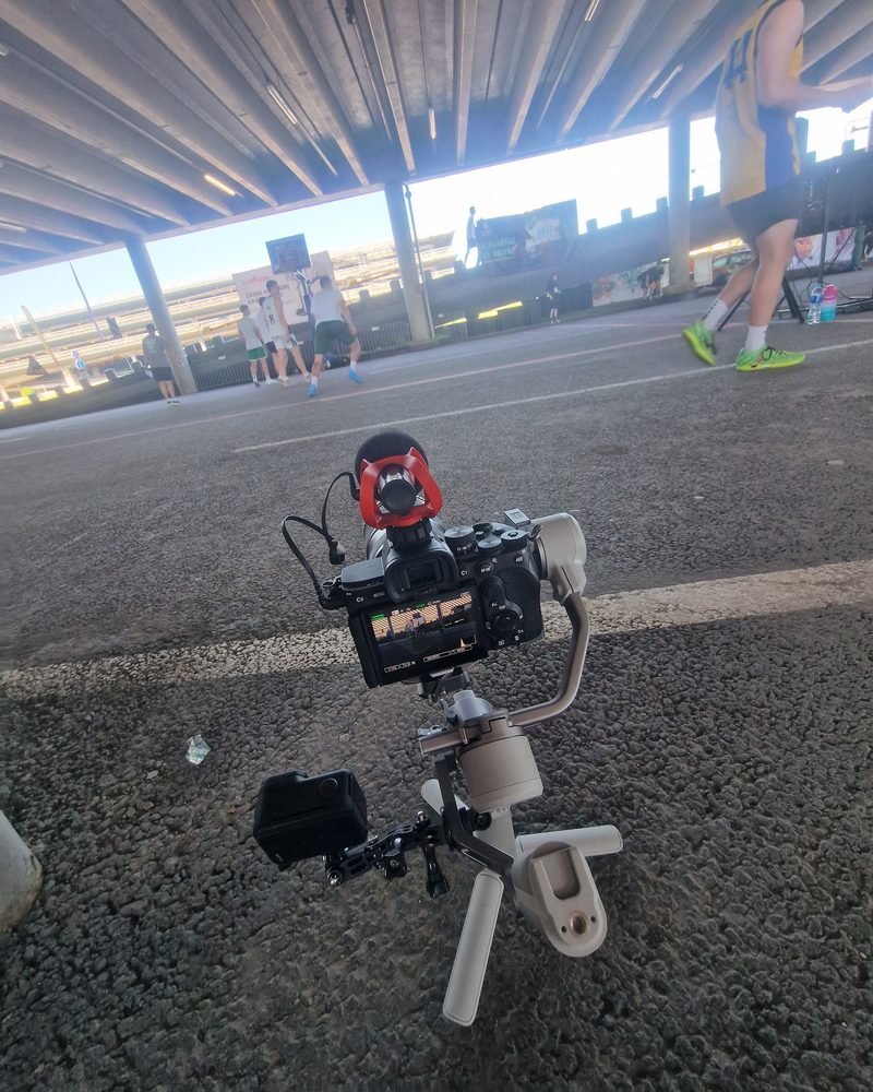 Kamera ant stabilizatoriaus krepšinio aikštelėje